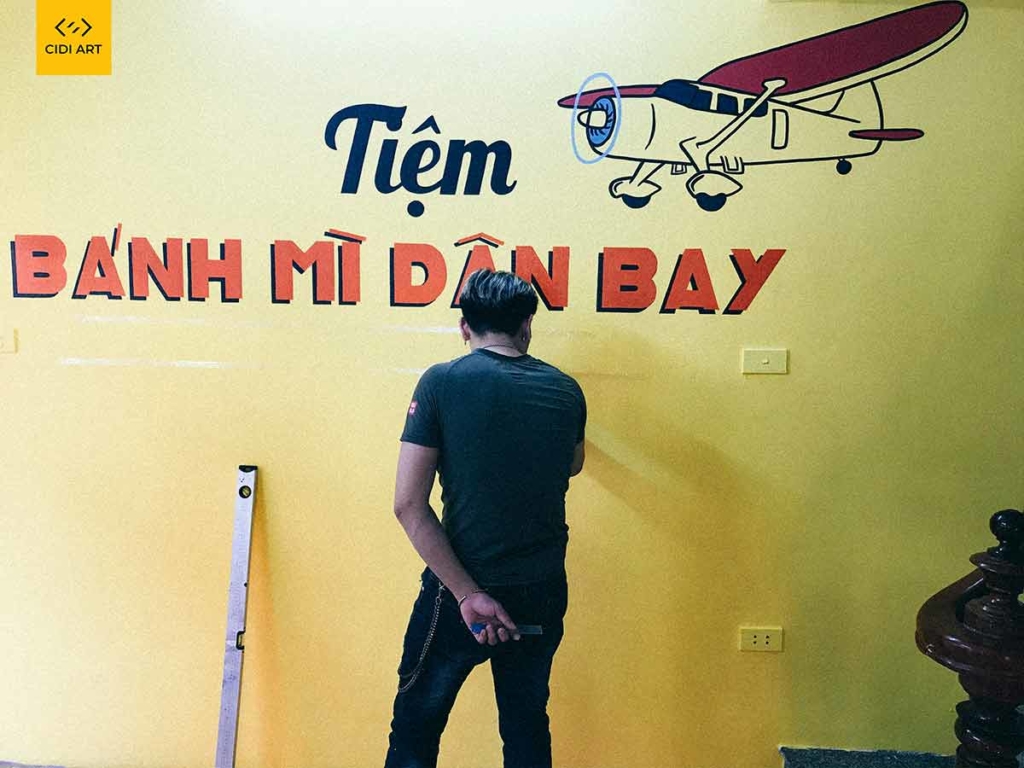 Vẽ tranh tường của hàng bánh mỳ dân bay