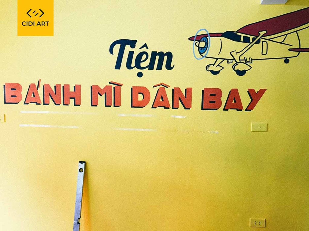 Vẽ tranh tường của hàng bánh mỳ dân bay